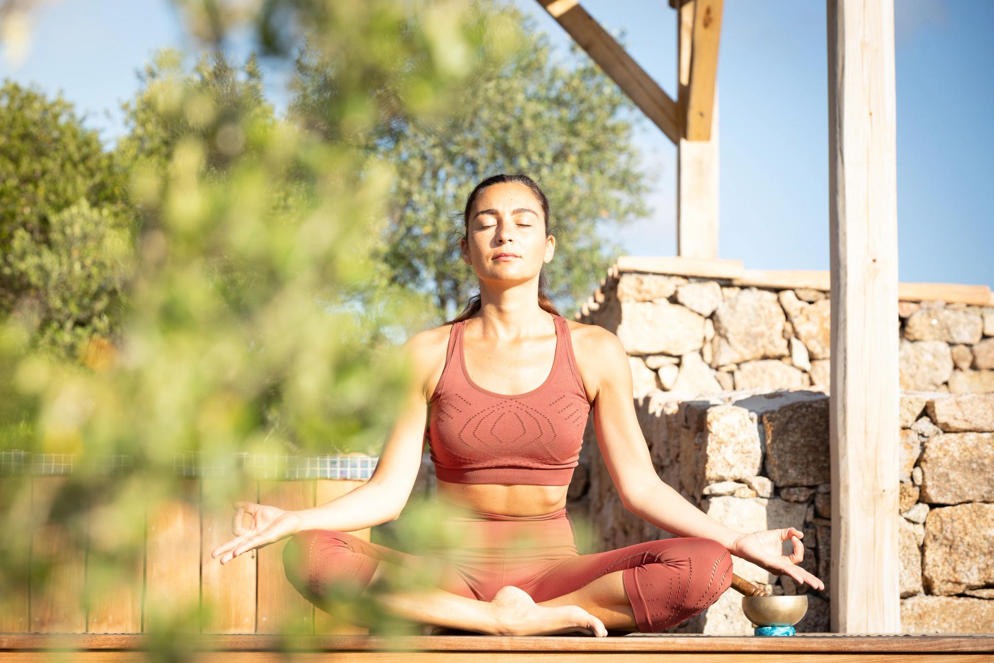 Cours de yoga au bord de la piscine dans notre hotel à Bonifacio