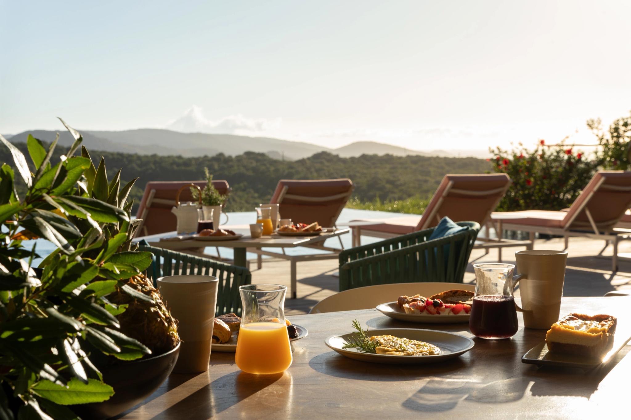 Petit dejeuner au bord de la piscine dans villa de luxe à Bonifacio