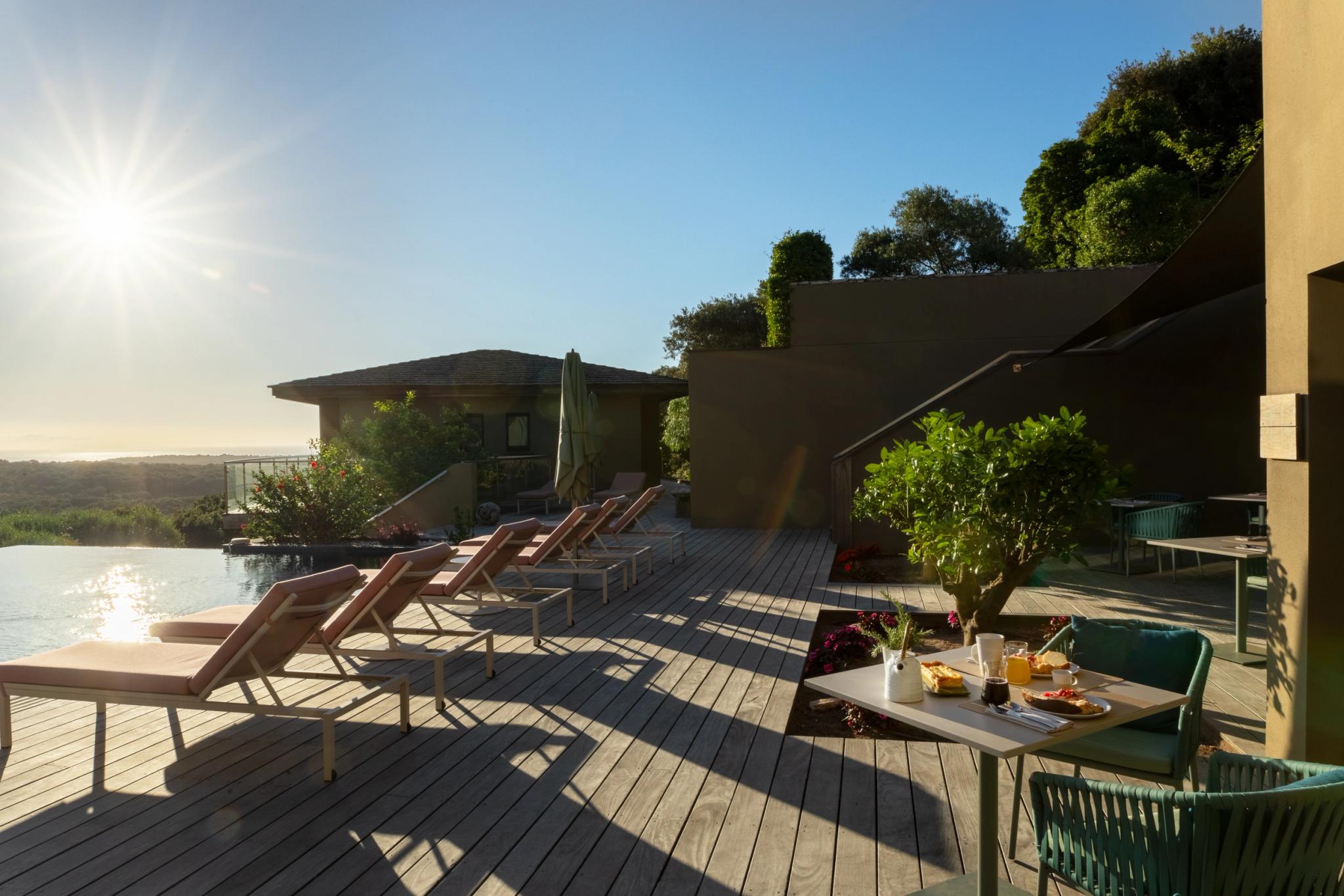 Couchée de soleil au bord de la piscine dans une villa de luxe