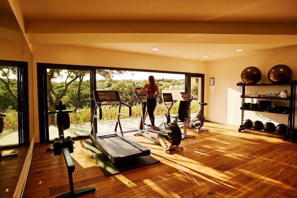 Salle de fitnesse dans hotel haut de gamme à Bonifacio