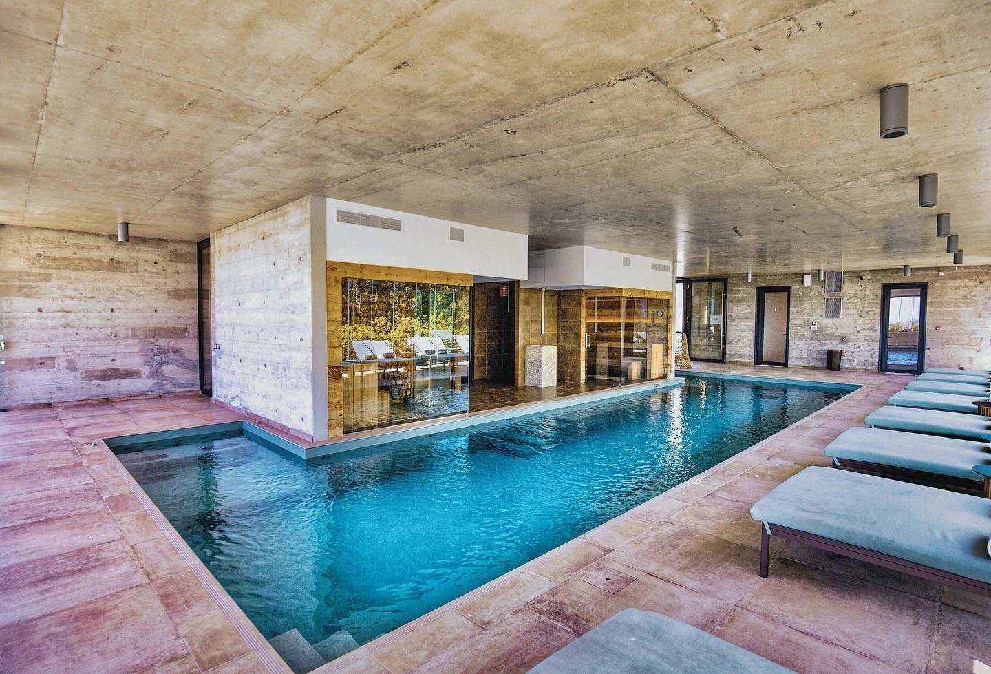 Piscine intérieur dans un spa haut de gamme à Bonifacio 