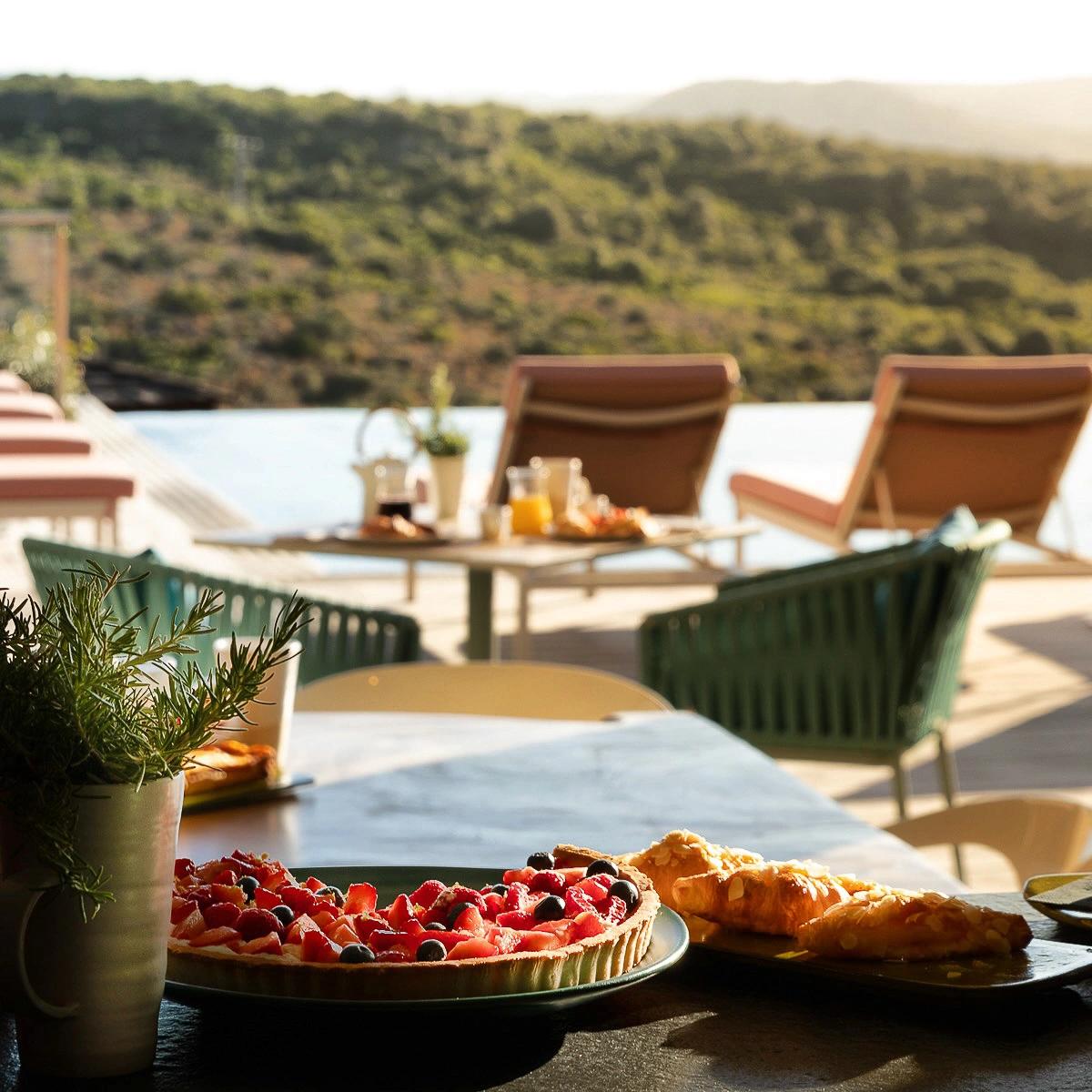 Petit déjeuner au bord de la piscine à Bonifacio
