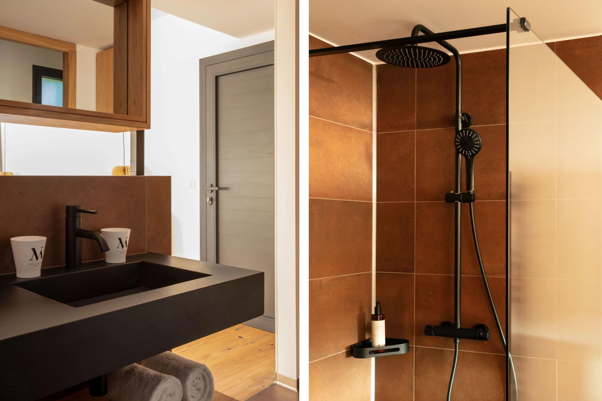Salle de bain avec douche a l'italienne dans un hotel en Corse-du-Sud