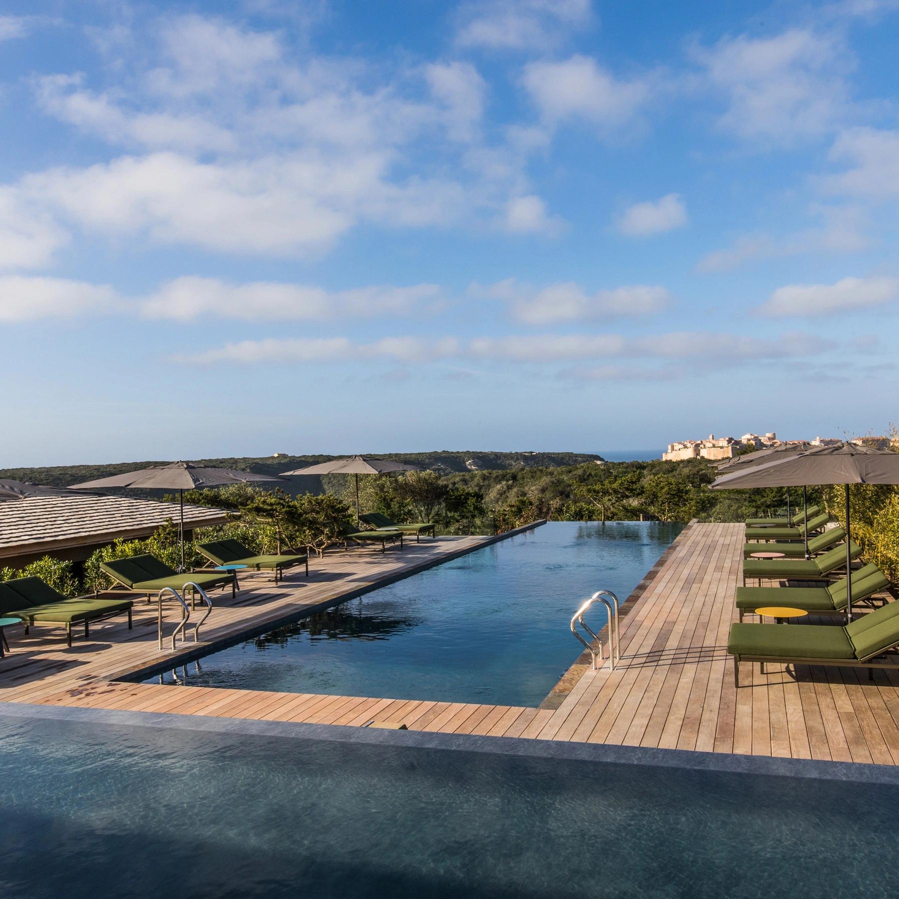 Piscine avec vue sur le maquis dans hotel de luxe à Bonifacio