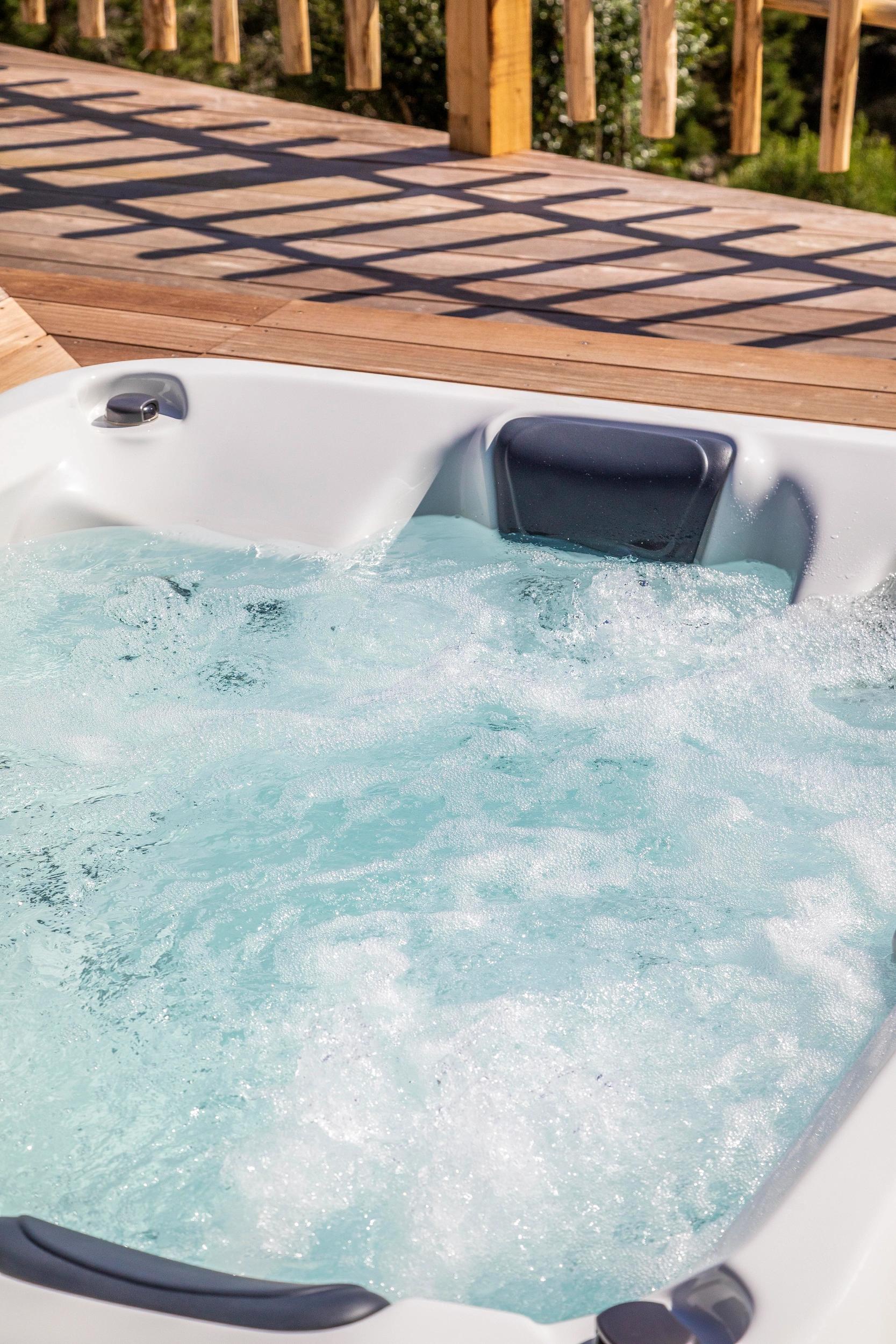 Détente et jacuzzi : villa de luxe à Bonifacio