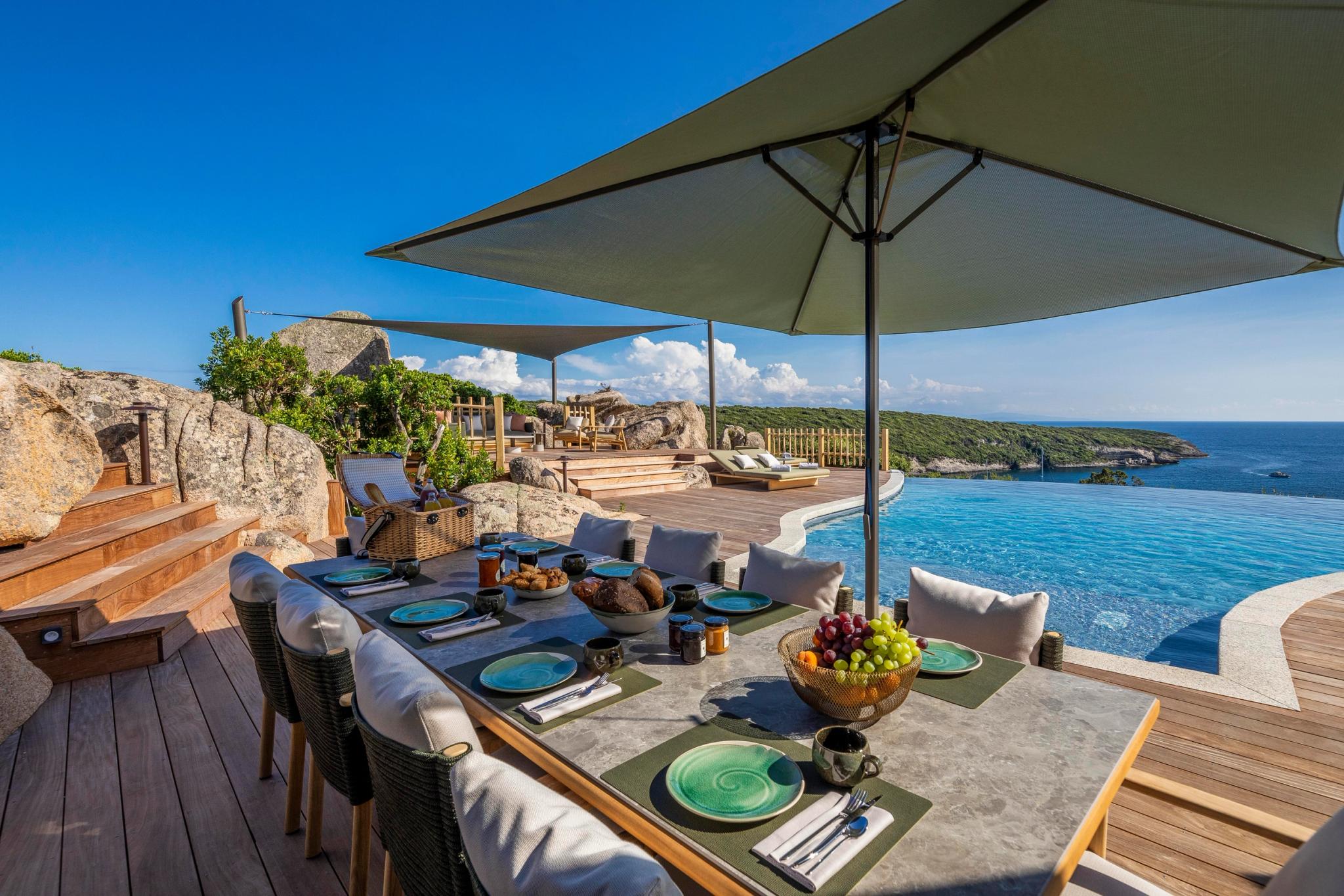 Location d'une villa de luxe avec piscine au sein d'un domaine haut de gamme en Corse-du-Sud