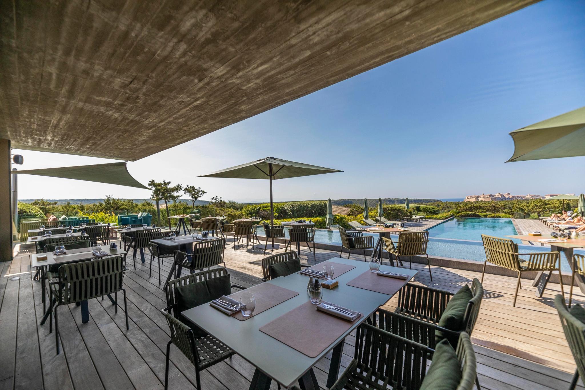 Restaurant gastronomique avec piscine dans hotel haut de gamme à Bonifacio