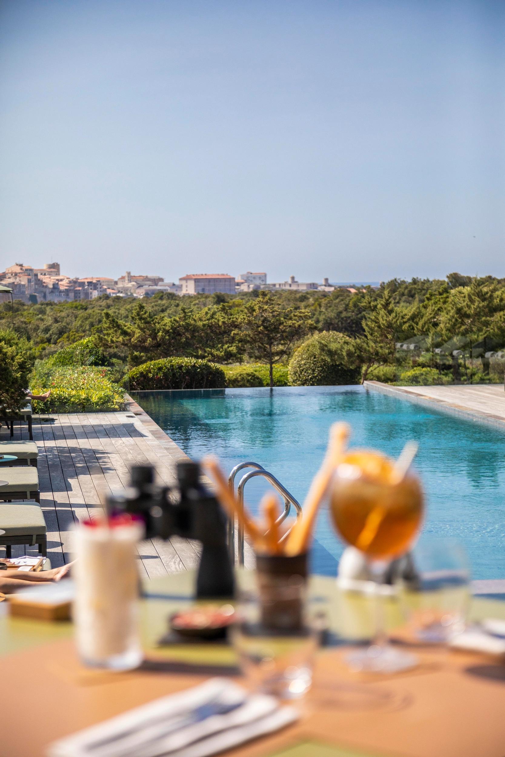 Piscine avec vue sur le maquis dans hotel de luxe à Bonifacio