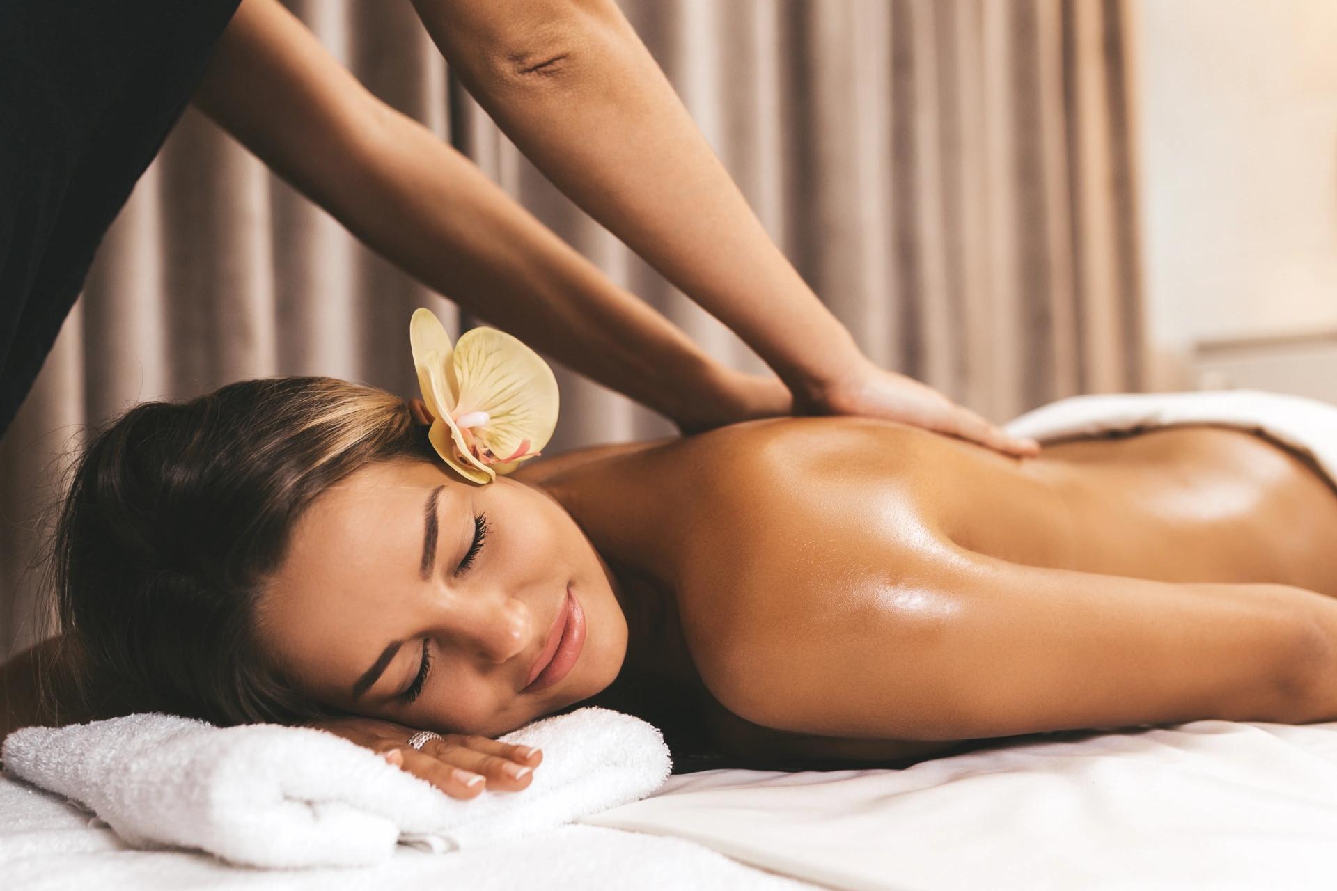Massages sur mesure et soins du visage revitalisants dans Spa de luxe Version Maquis à Bonifacio